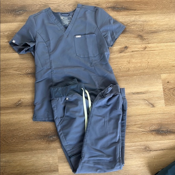 Figs Charcoal Scrub Top - Picture 1 of 5